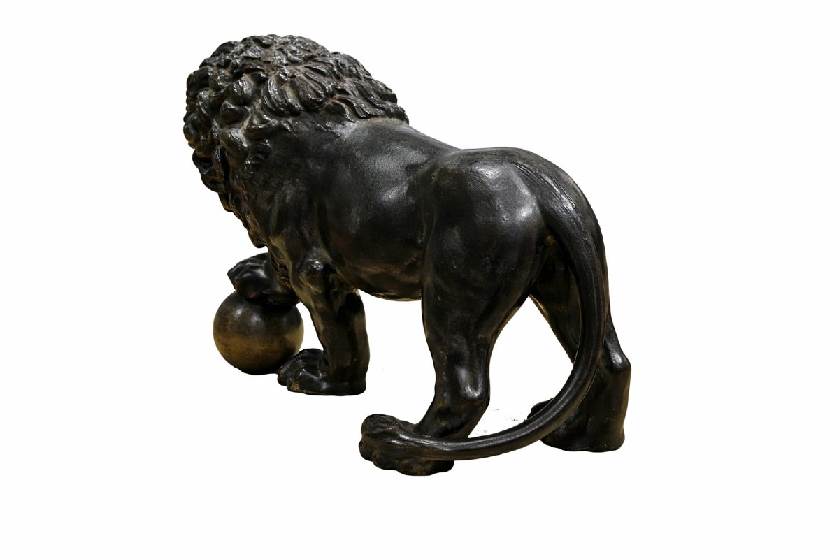 Lion en bronze à la sphère – travail italien, XIXᵉ siècle, probablement antérieur-photo-2
