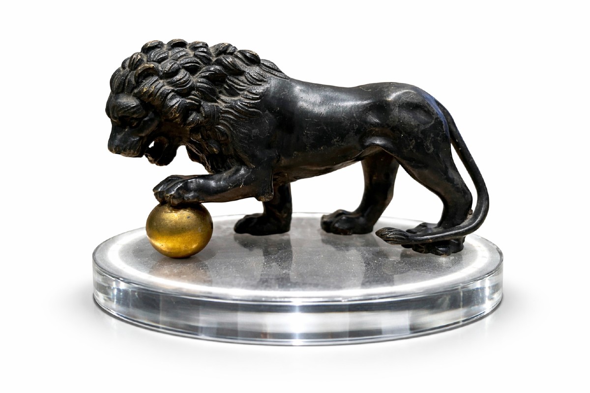 Lion en bronze à la sphère – travail italien, XIXᵉ siècle, probablement antérieur