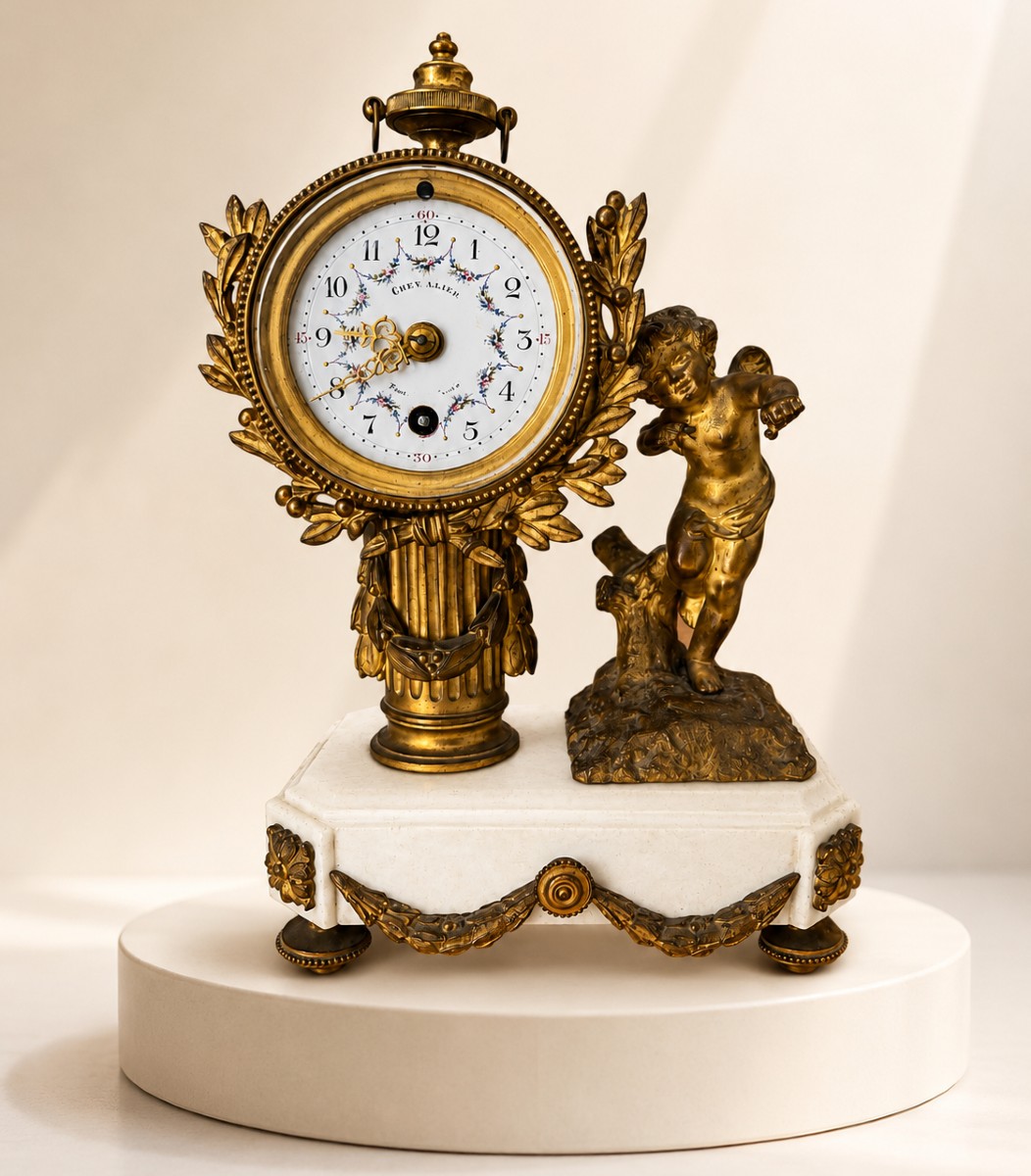 pendulette borne de style Louis XVI Cupidon