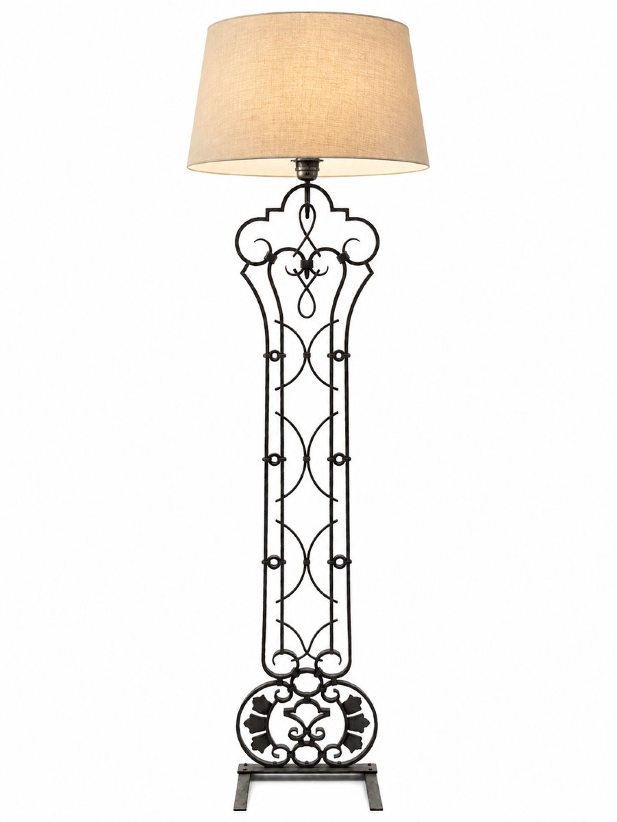 Grand lampadaire Art Déco en fer forgé martelé attribué à Michel Zadounaïsky, Lyon vers 1930