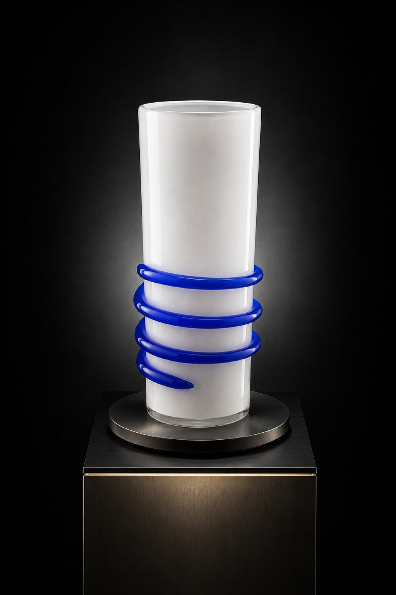 Vase en verre opalin blanc et spirale bleue, probablement Murano, vers 1950-1960