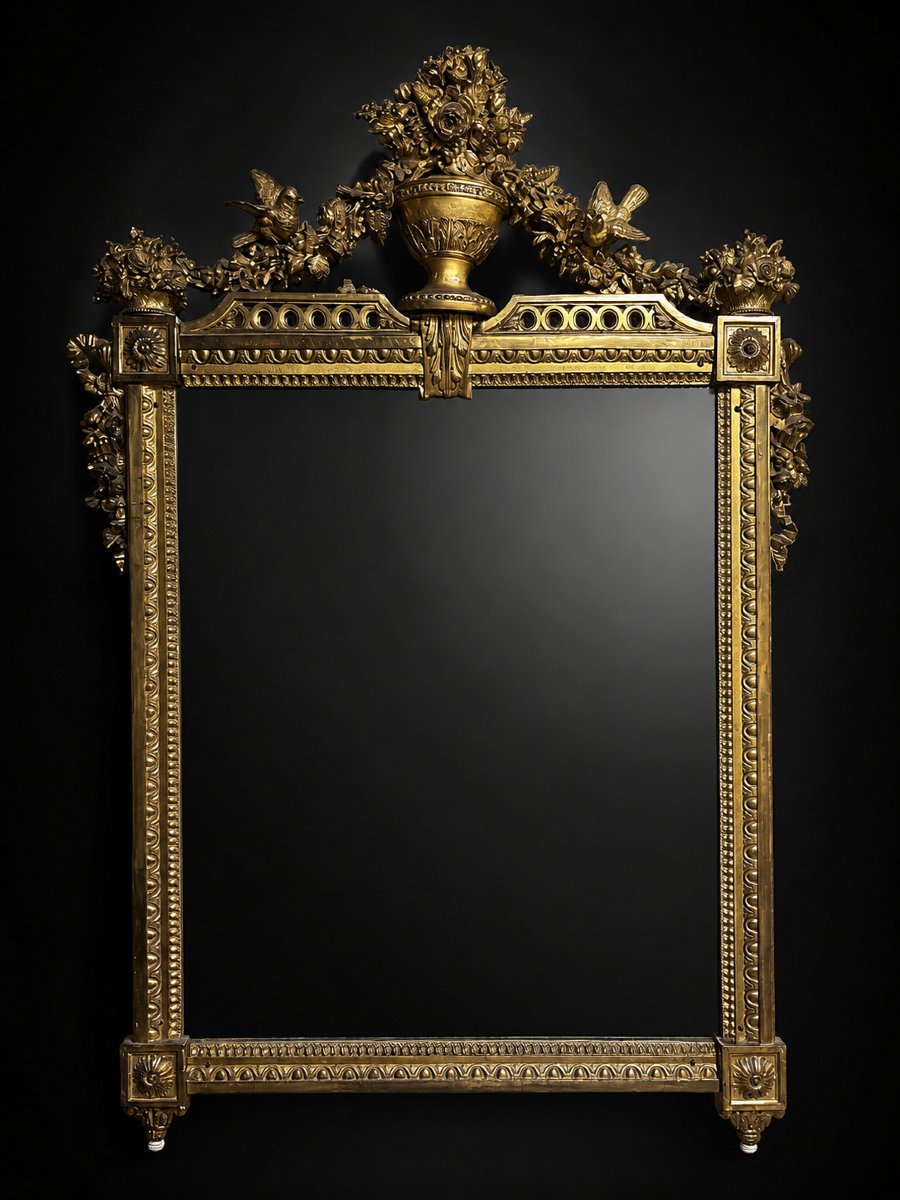 Miroir d'époque Louis XVI à décor d'urne, d'oiseaux et de guirlandes