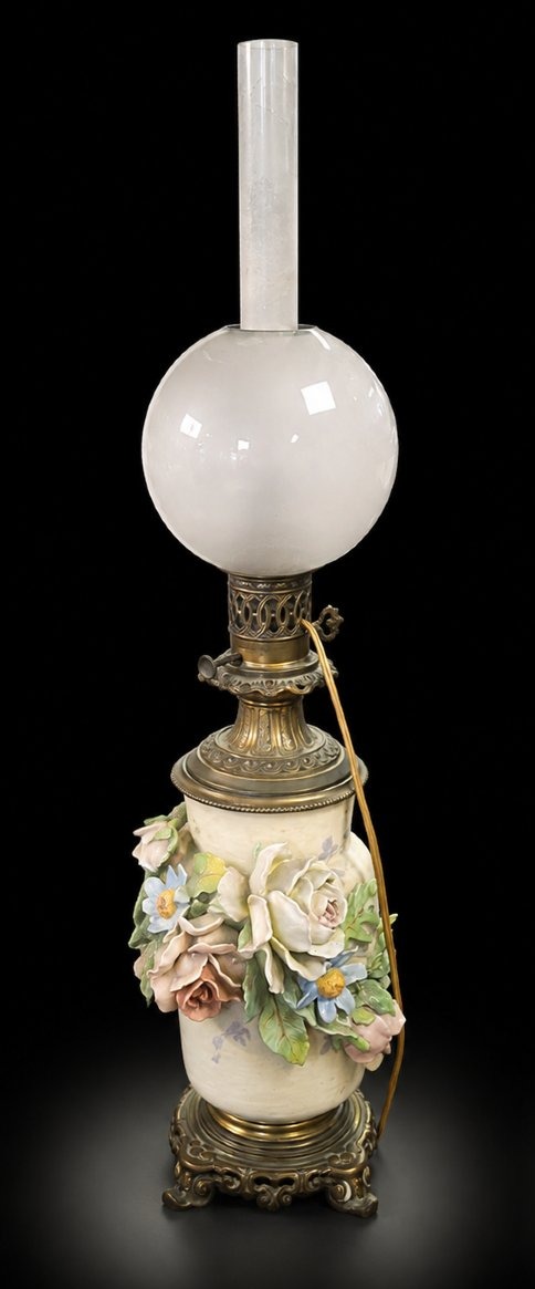 LAMPE À HUILE EN BARBOTINE À DÉCOR FLORAL EN RELIEF, MONTURE JAPONISANTE EN BRONZE — FIN DU XIX