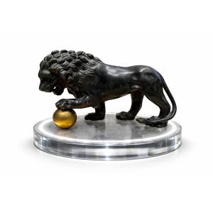 Lion en bronze à la sphère – travail italien, XIXᵉ siècle, probablement antérieur