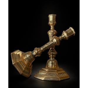 Paire de bougeoirs d’époque Louis XIV en bronze finement ciselé – XVIIᵉ siècle