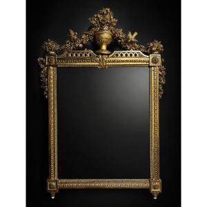 Miroir d'époque Louis XVI à décor d'urne, d'oiseaux et de guirlandes