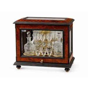 Cave à liqueur d'époque Napoléon III en placage de loupe, cristal et bronze doré