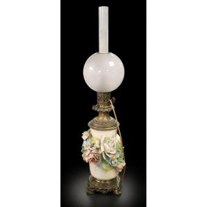 LAMPE À HUILE EN BARBOTINE À DÉCOR FLORAL EN RELIEF, MONTURE JAPONISANTE EN BRONZE — FIN DU XIX