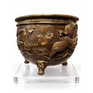 Cache-pot japonais en bronze à décor naturaliste en relief, époque Meiji, fin du XIXᵉ siècle