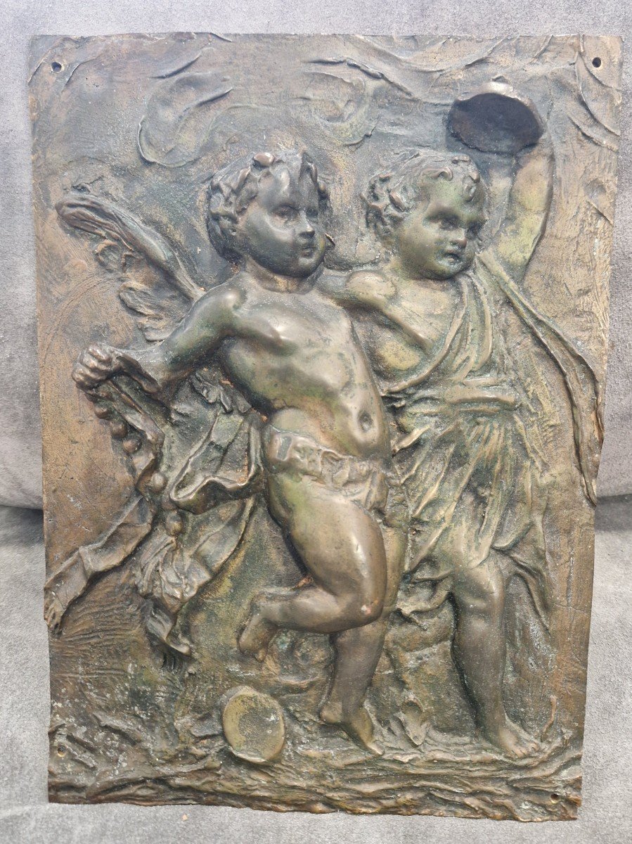 Haut-relief En Bronze Représentant Des Angelots Dansant. Fabriqué à La Fin Du XIXe Siècle