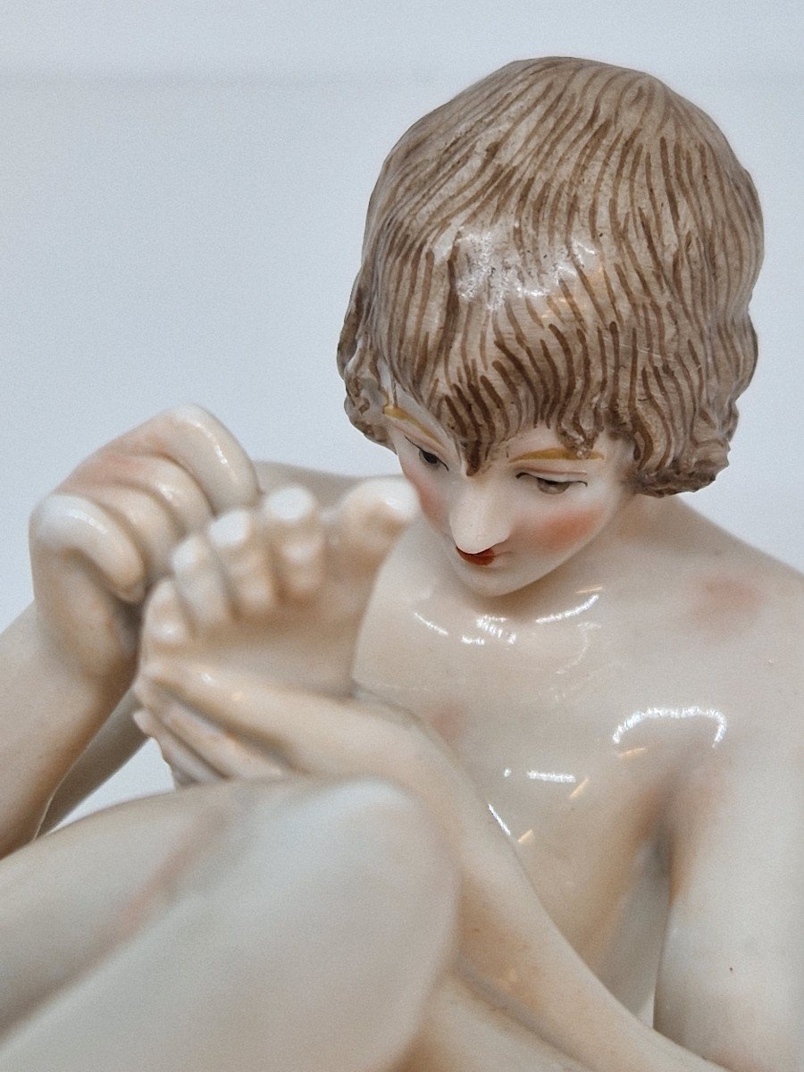 Petite Sculpture En Porcelaine Représentant Le Spinario (naples 19ème Siècle)-photo-1