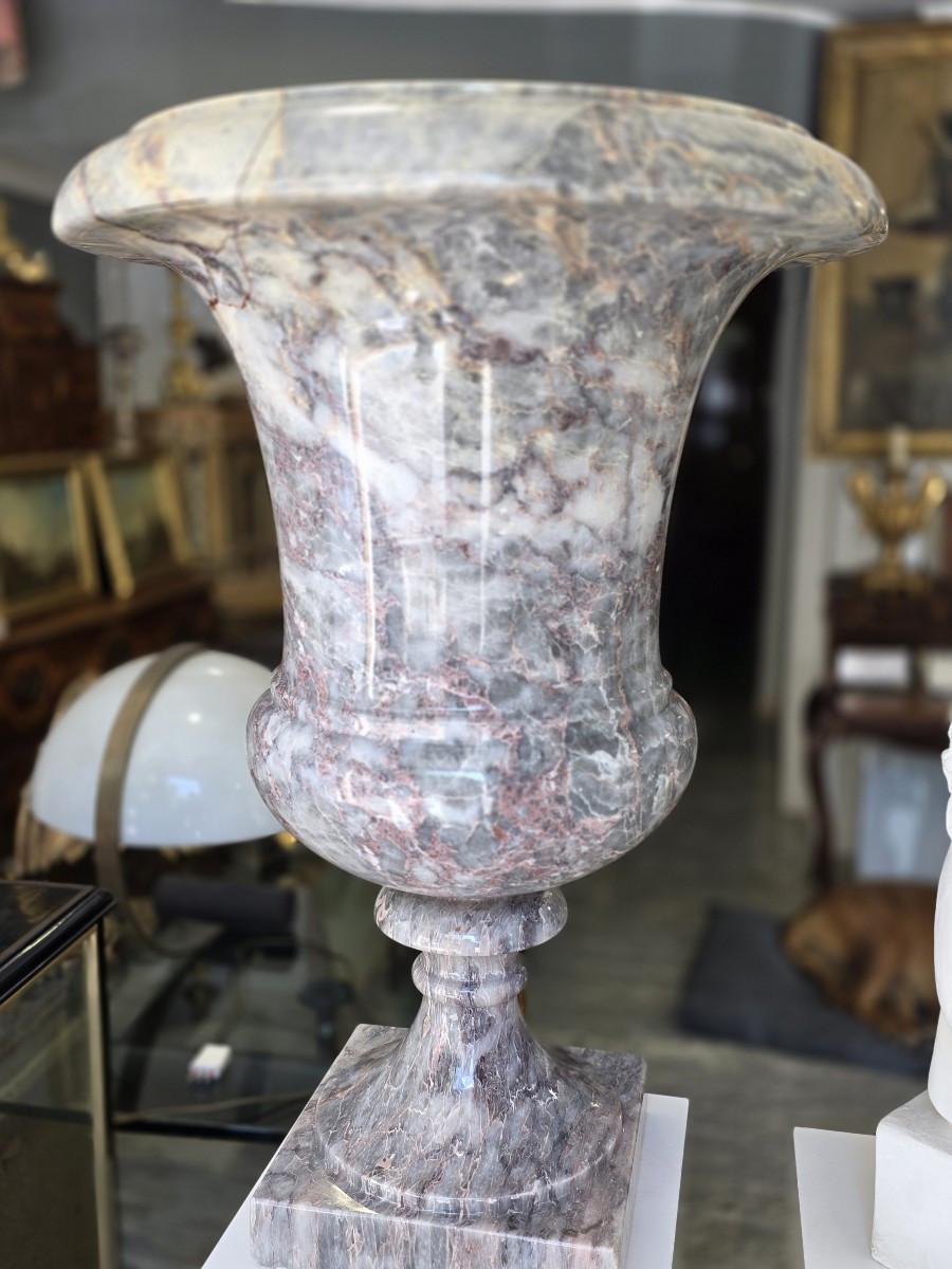Vase en marbre de forme Médicis, début du XXe siècle