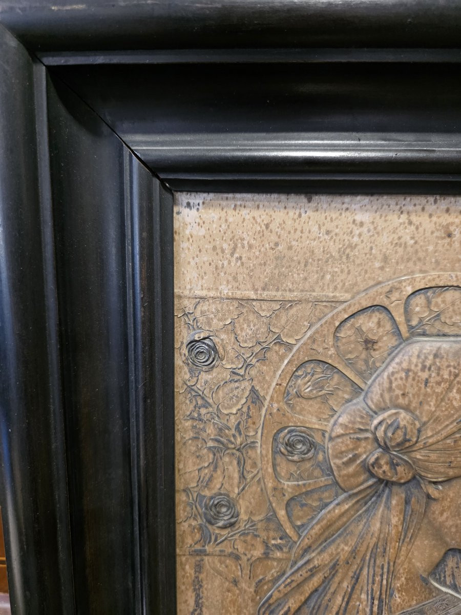 Bas-relief en métal, encadré dans un cadre en bois noir massif. Époque Art Nouveau.-photo-3