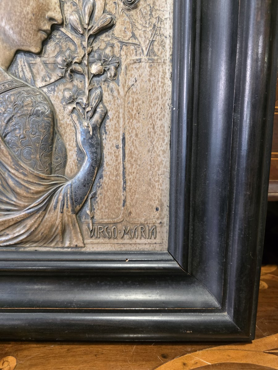 Bas-relief en métal, encadré dans un cadre en bois noir massif. Époque Art Nouveau.-photo-6