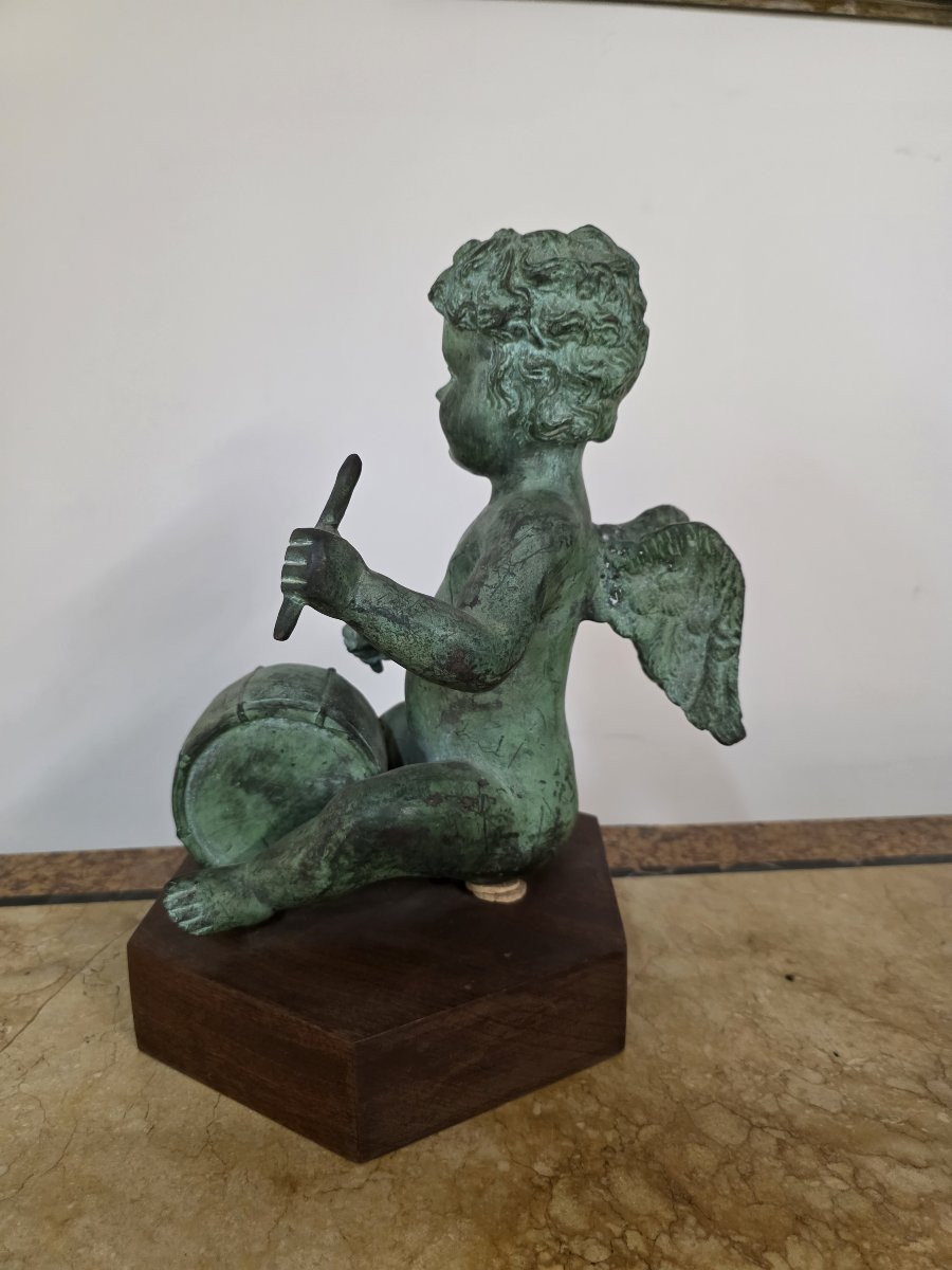 Chérubin ailé jouant du tambour. Bronze patiné, XIXe siècle-photo-2