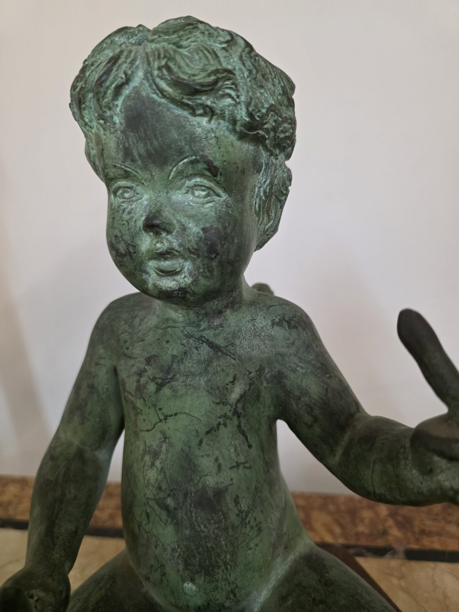 Chérubin ailé jouant du tambour. Bronze patiné, XIXe siècle-photo-3