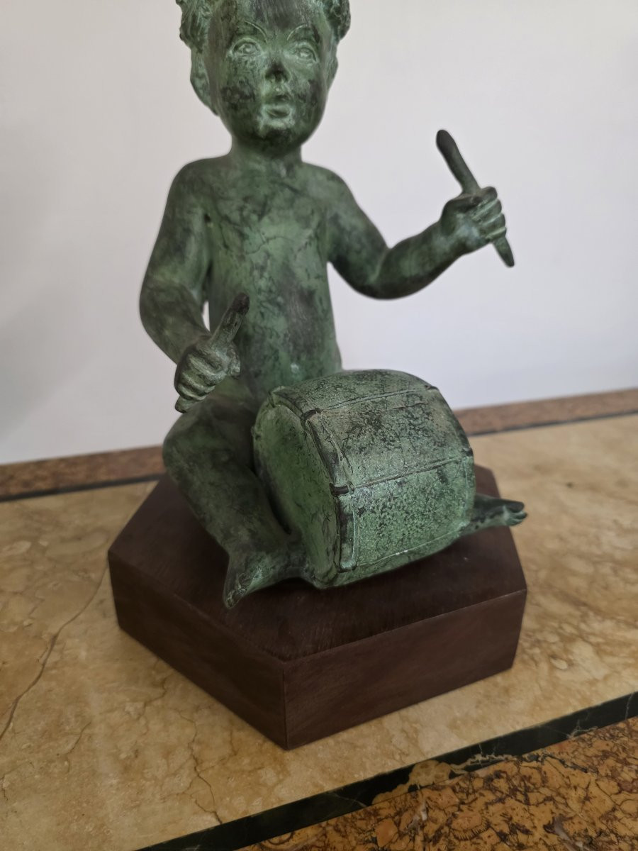 Chérubin ailé jouant du tambour. Bronze patiné, XIXe siècle-photo-4