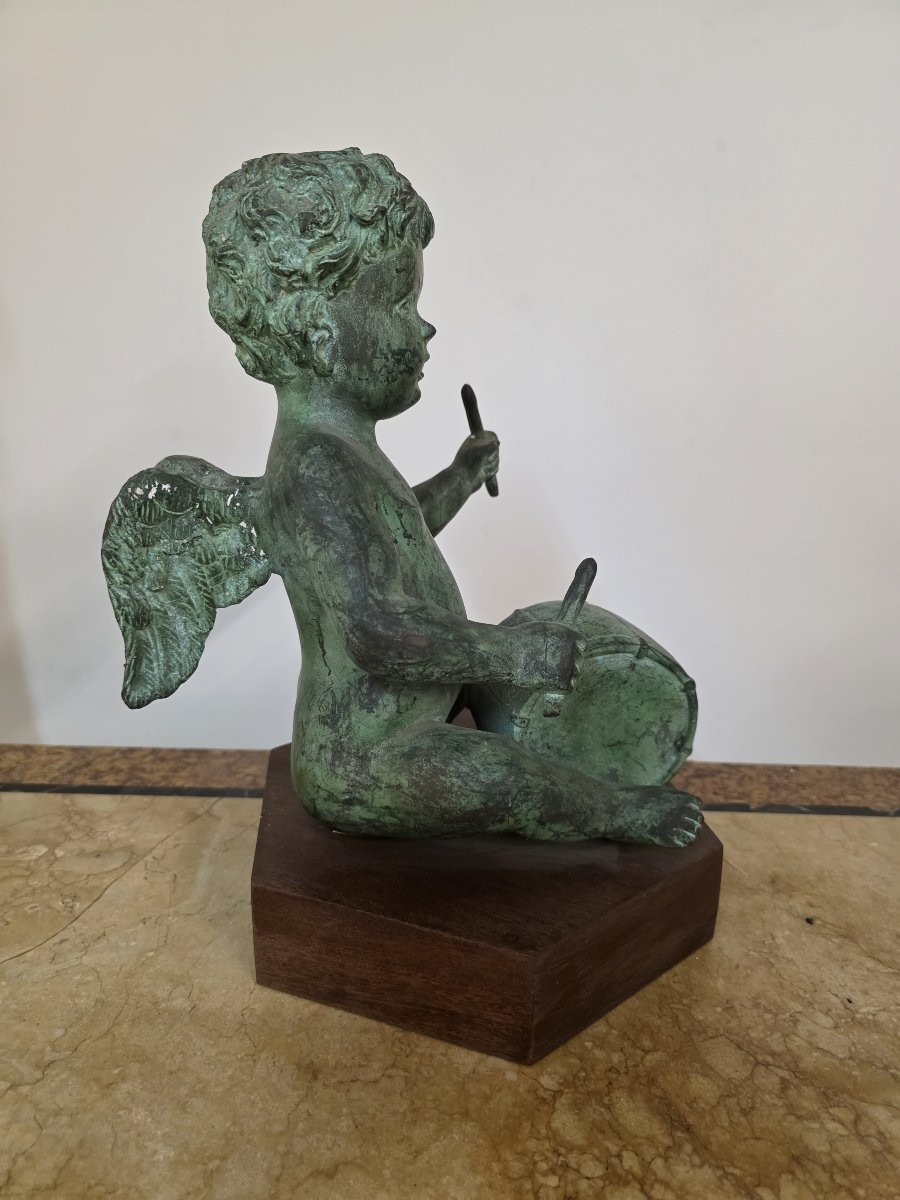 Chérubin ailé jouant du tambour. Bronze patiné, XIXe siècle-photo-2