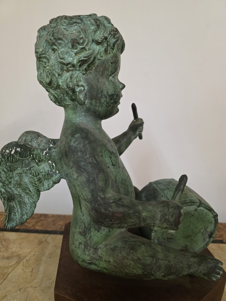 Chérubin ailé jouant du tambour. Bronze patiné, XIXe siècle-photo-3