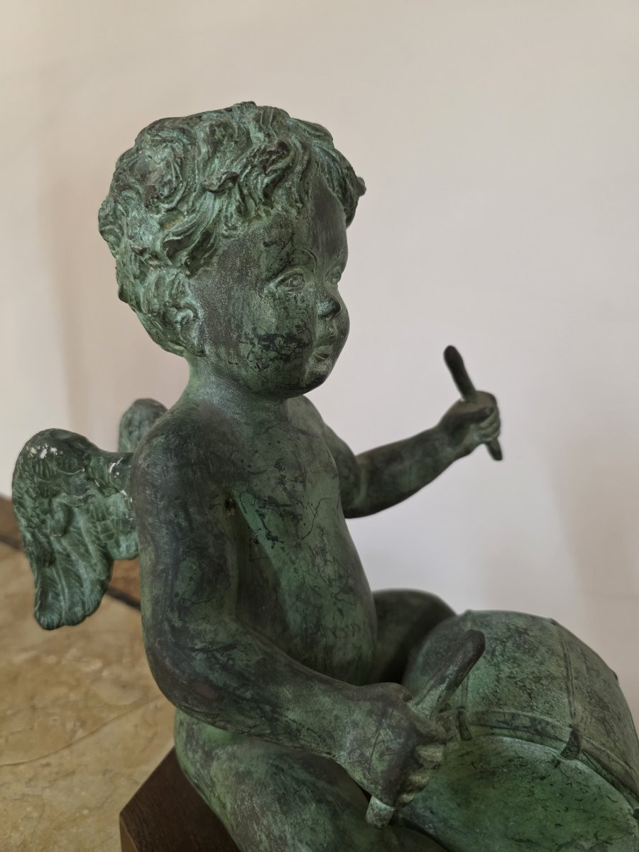 Chérubin ailé jouant du tambour. Bronze patiné, XIXe siècle-photo-4