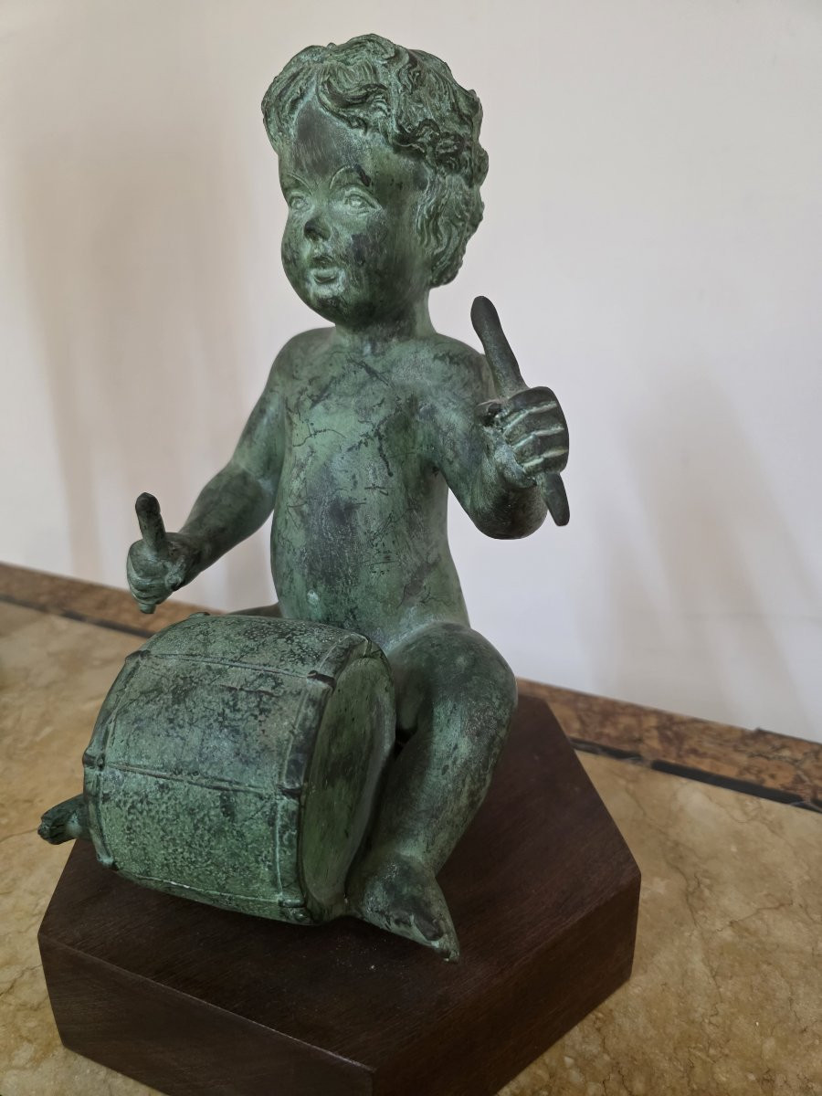 Chérubin ailé jouant du tambour. Bronze patiné, XIXe siècle-photo-5