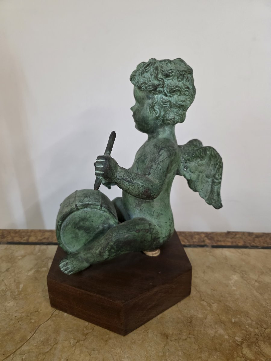 Chérubin ailé jouant du tambour. Bronze patiné, XIXe siècle-photo-6