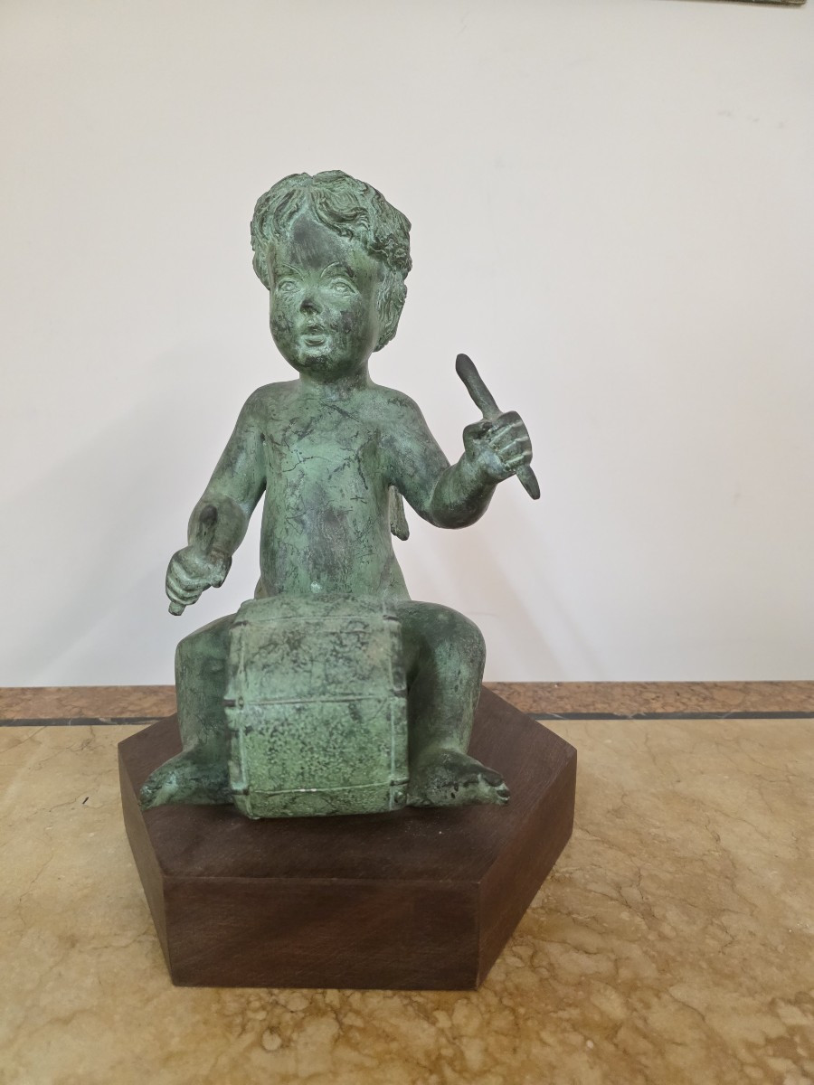 Chérubin ailé jouant du tambour. Bronze patiné, XIXe siècle