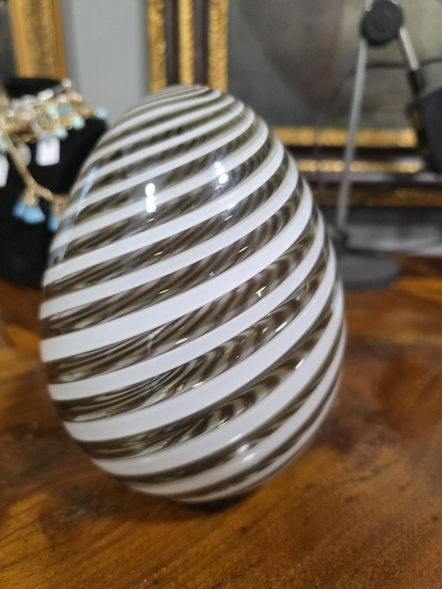 Œuf en verre de Murano Venini, décor de cannes torsadées blanches et grises-photo-1