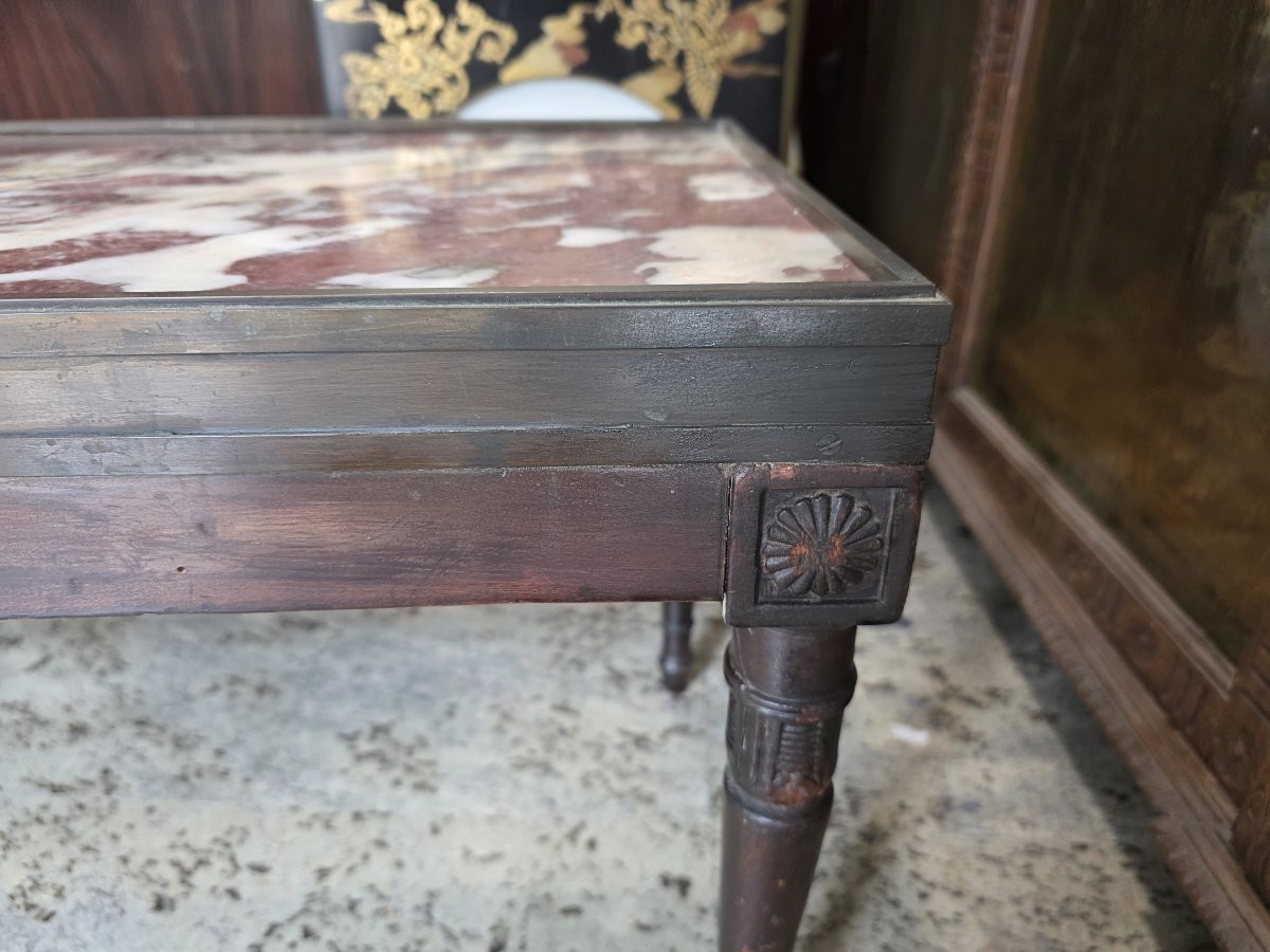 Table basse en bois et bronze avec plateau en marbre. Seconde moitié du XIXe siècle.-photo-1