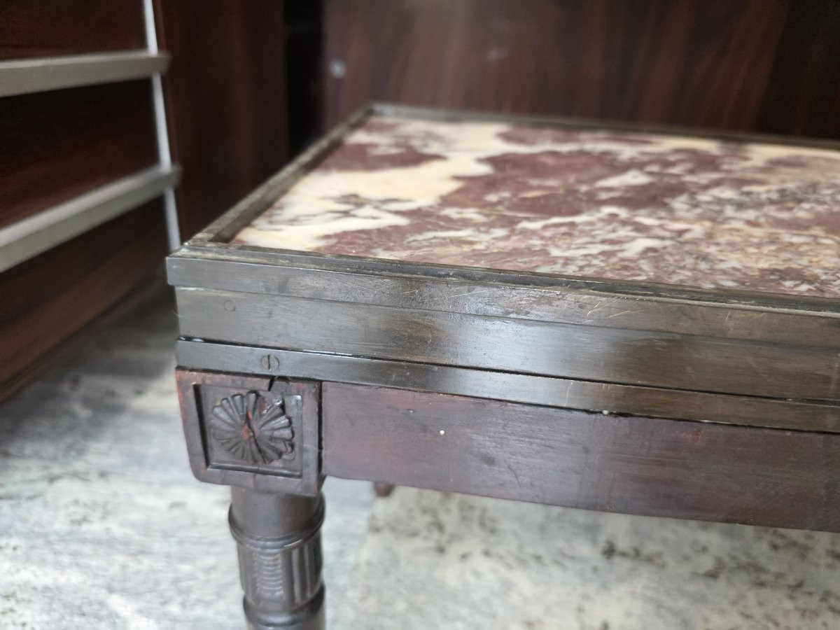 Table basse en bois et bronze avec plateau en marbre. Seconde moitié du XIXe siècle.-photo-2