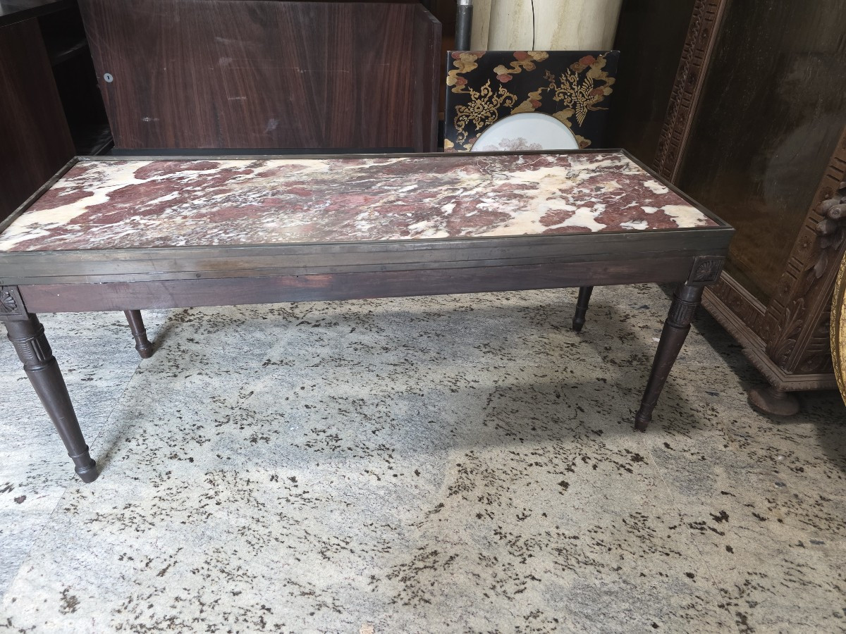 Table basse en bois et bronze avec plateau en marbre. Seconde moitié du XIXe siècle.