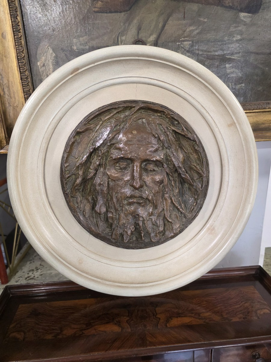 Bas-relief rond en bronze représentant le Saint Suaire, signé Alceo Dossena, Rome, 1918