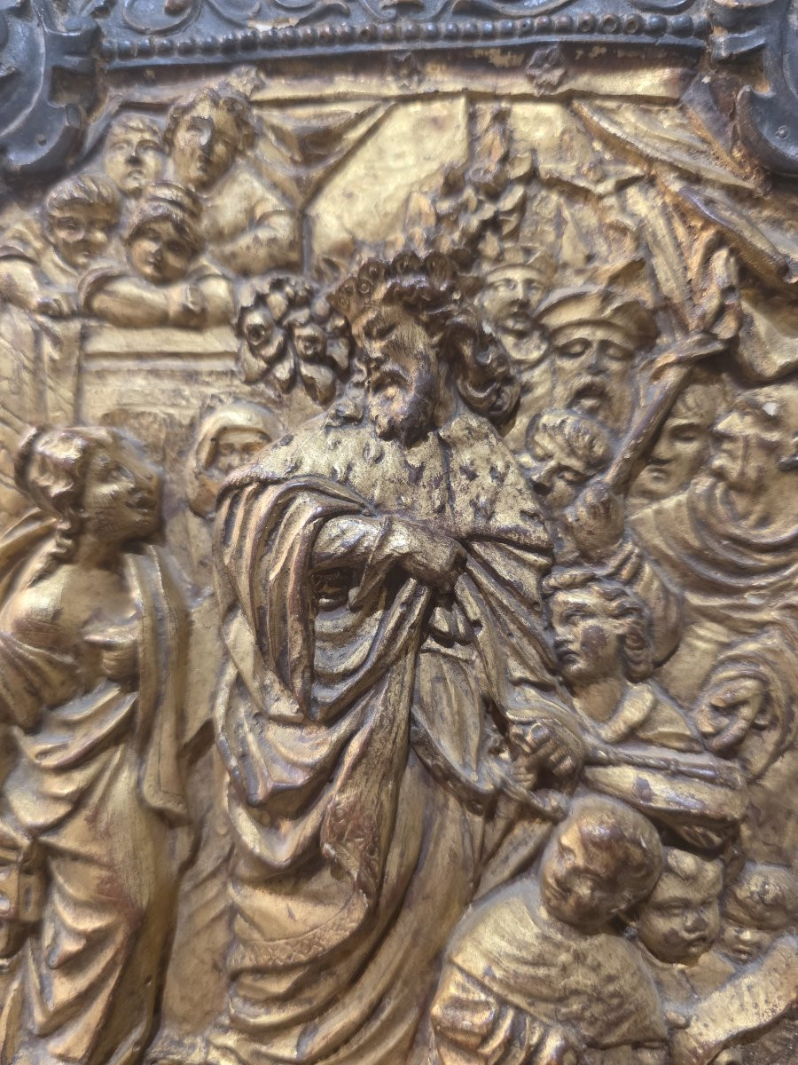 Plaque en bois sculpté et doré représentant une scène historique, milieu du XVIIIe siècle.-photo-3