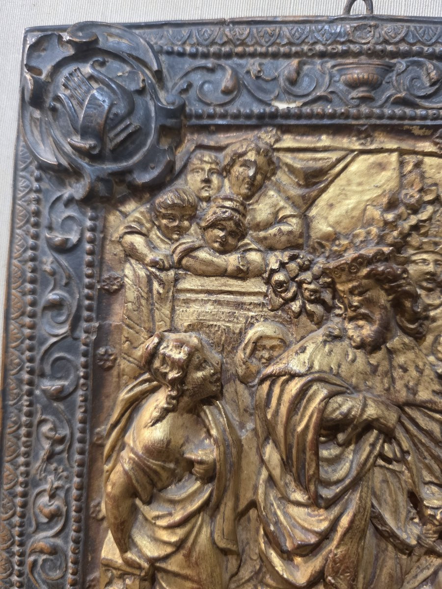 Plaque en bois sculpté et doré représentant une scène historique, milieu du XVIIIe siècle.-photo-4