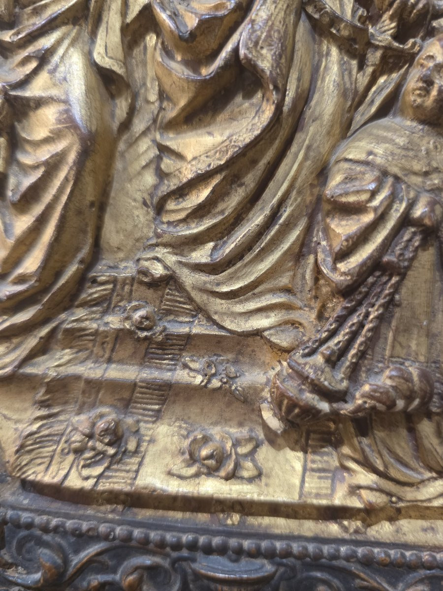 Plaque en bois sculpté et doré représentant une scène historique, milieu du XVIIIe siècle.-photo-4