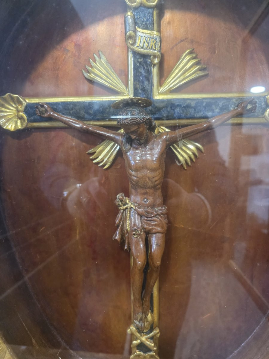 Christ en bois avec une croix en bois laqué et doré, présenté dans un écrin doré.-photo-2