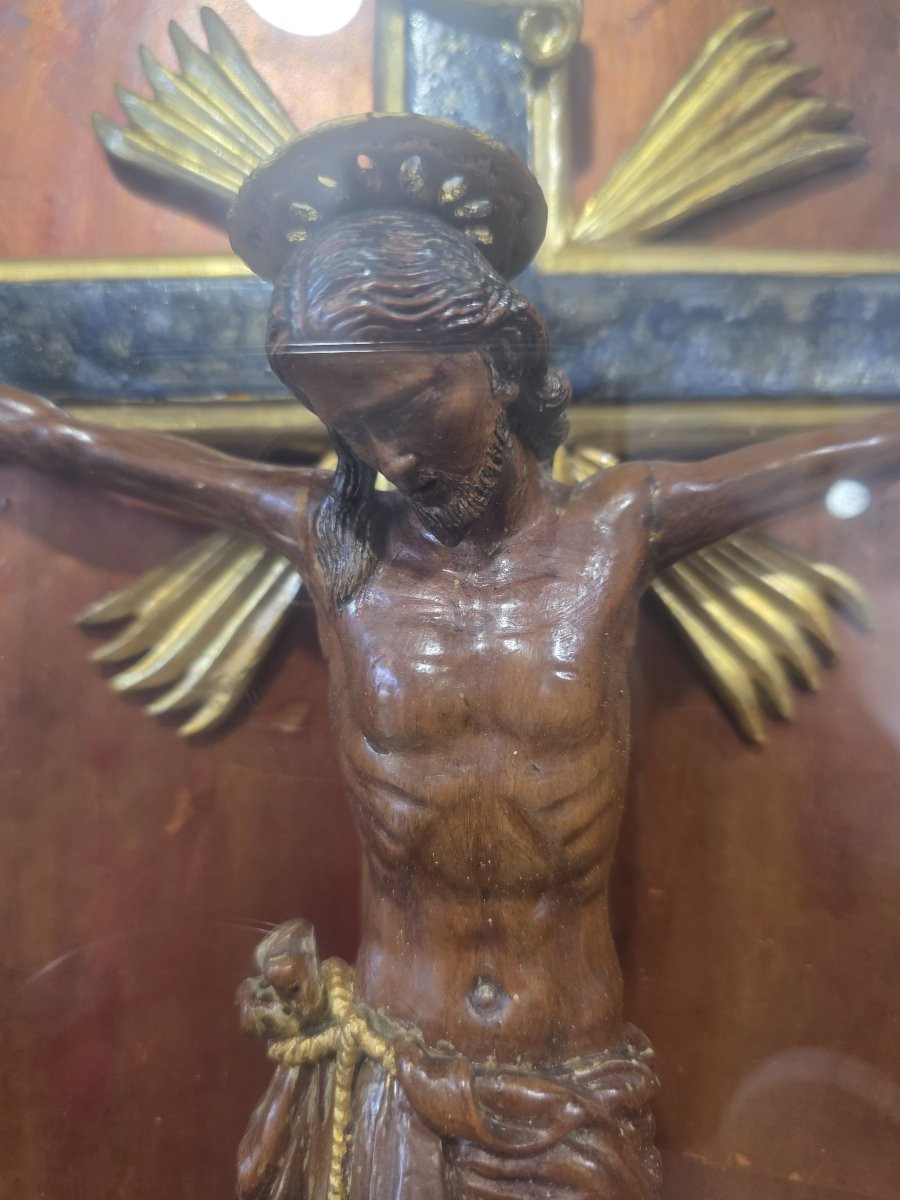 Christ en bois avec une croix en bois laqué et doré, présenté dans un écrin doré.-photo-3