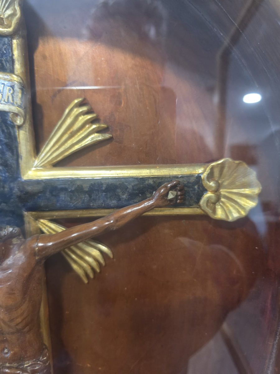 Christ en bois avec une croix en bois laqué et doré, présenté dans un écrin doré.-photo-2
