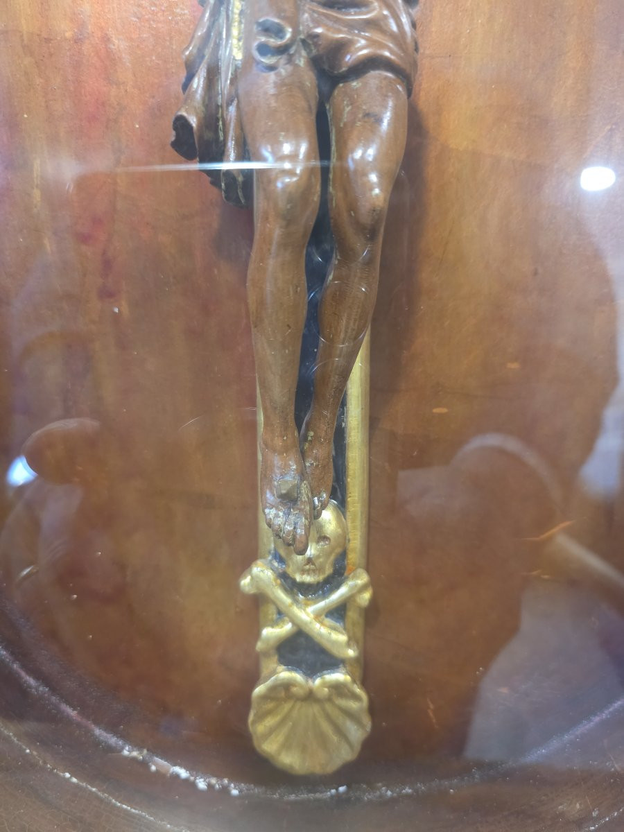 Christ en bois avec une croix en bois laqué et doré, présenté dans un écrin doré.-photo-4