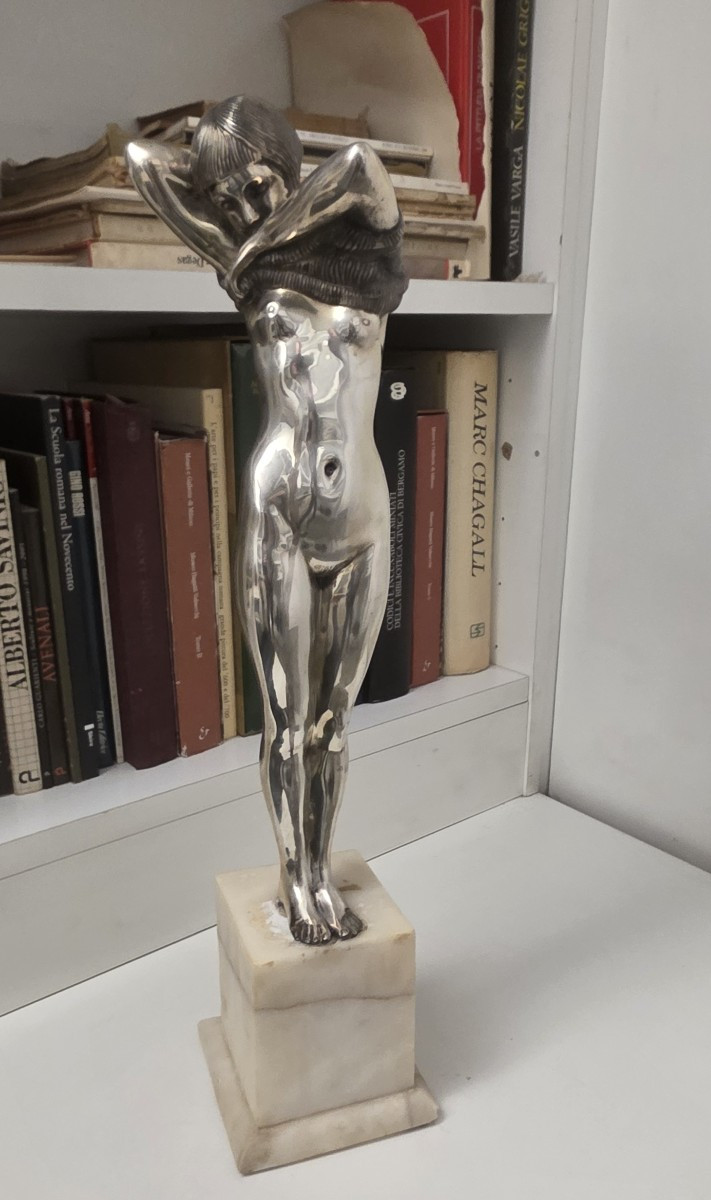 Statue en argent massif représentant une femme nue, de style Art déco.