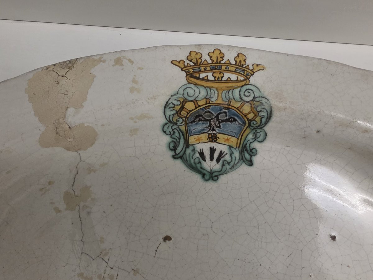 White Majolica Tray With Coat Of Arms. Central Italy, 17th–18th Centuries-photo-2