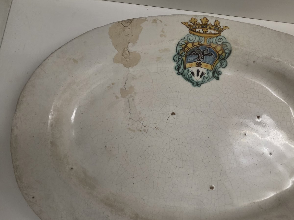 White Majolica Tray With Coat Of Arms. Central Italy, 17th–18th Centuries-photo-1
