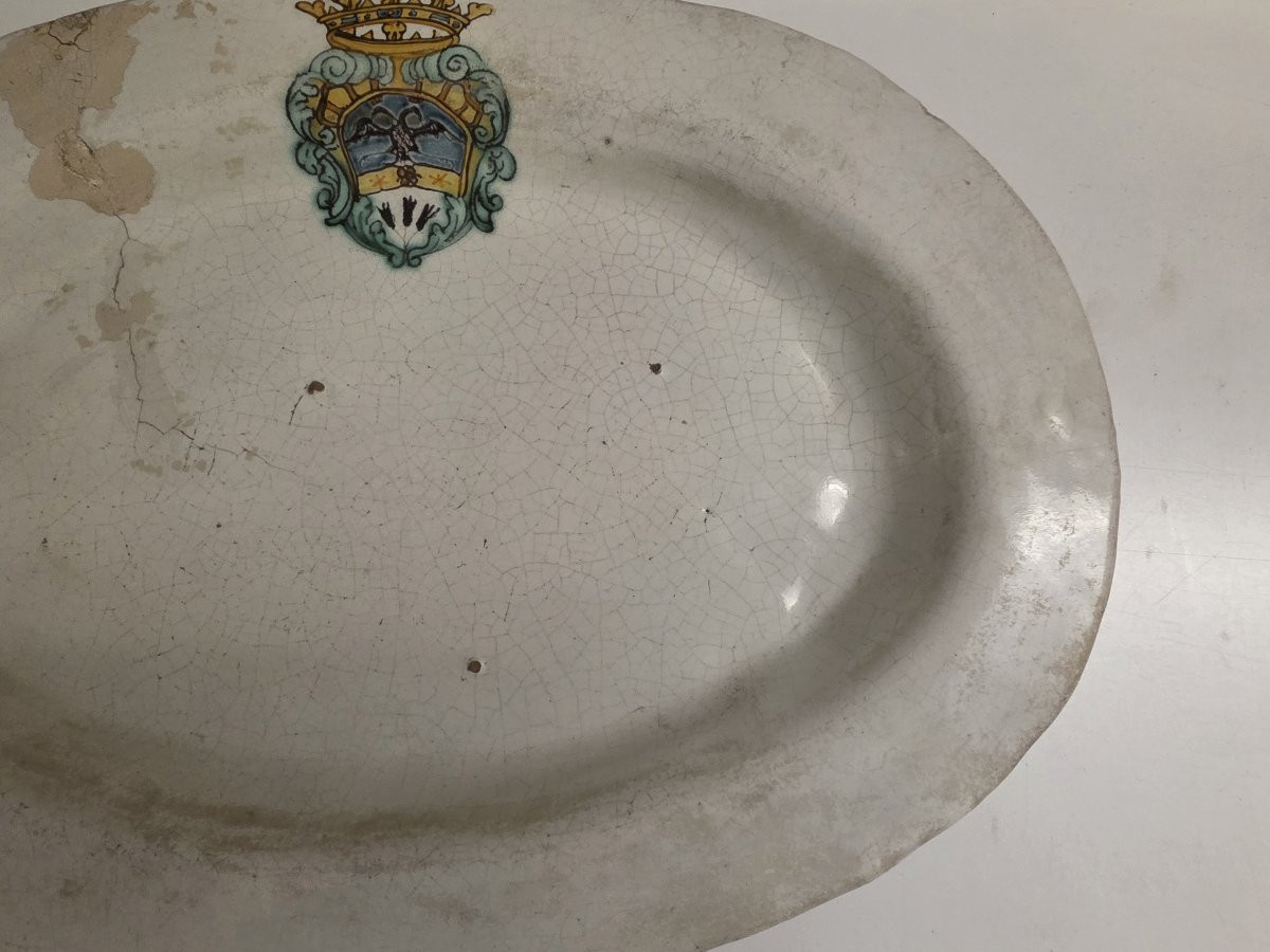 White Majolica Tray With Coat Of Arms. Central Italy, 17th–18th Centuries-photo-2