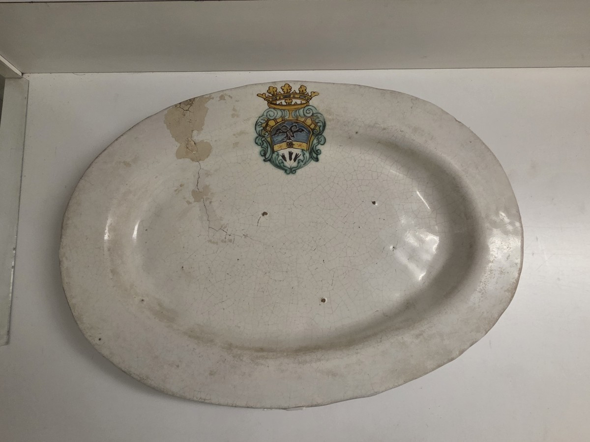 White Majolica Tray With Coat Of Arms. Central Italy, 17th–18th Centuries