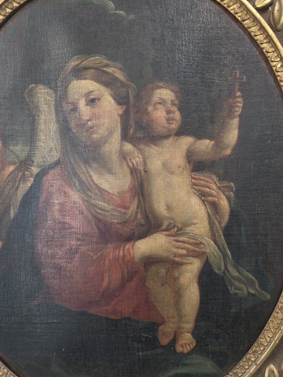 Huile sur toile ovale représentant la Vierge à l'Enfant avec un ange. Italie, XVIIe siècle.-photo-2