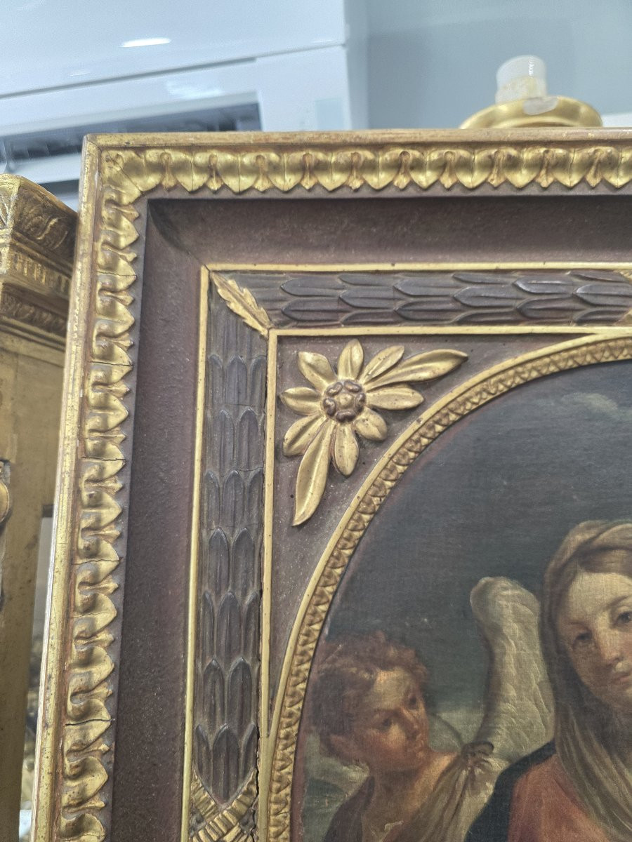 Huile sur toile ovale représentant la Vierge à l'Enfant avec un ange. Italie, XVIIe siècle.-photo-2