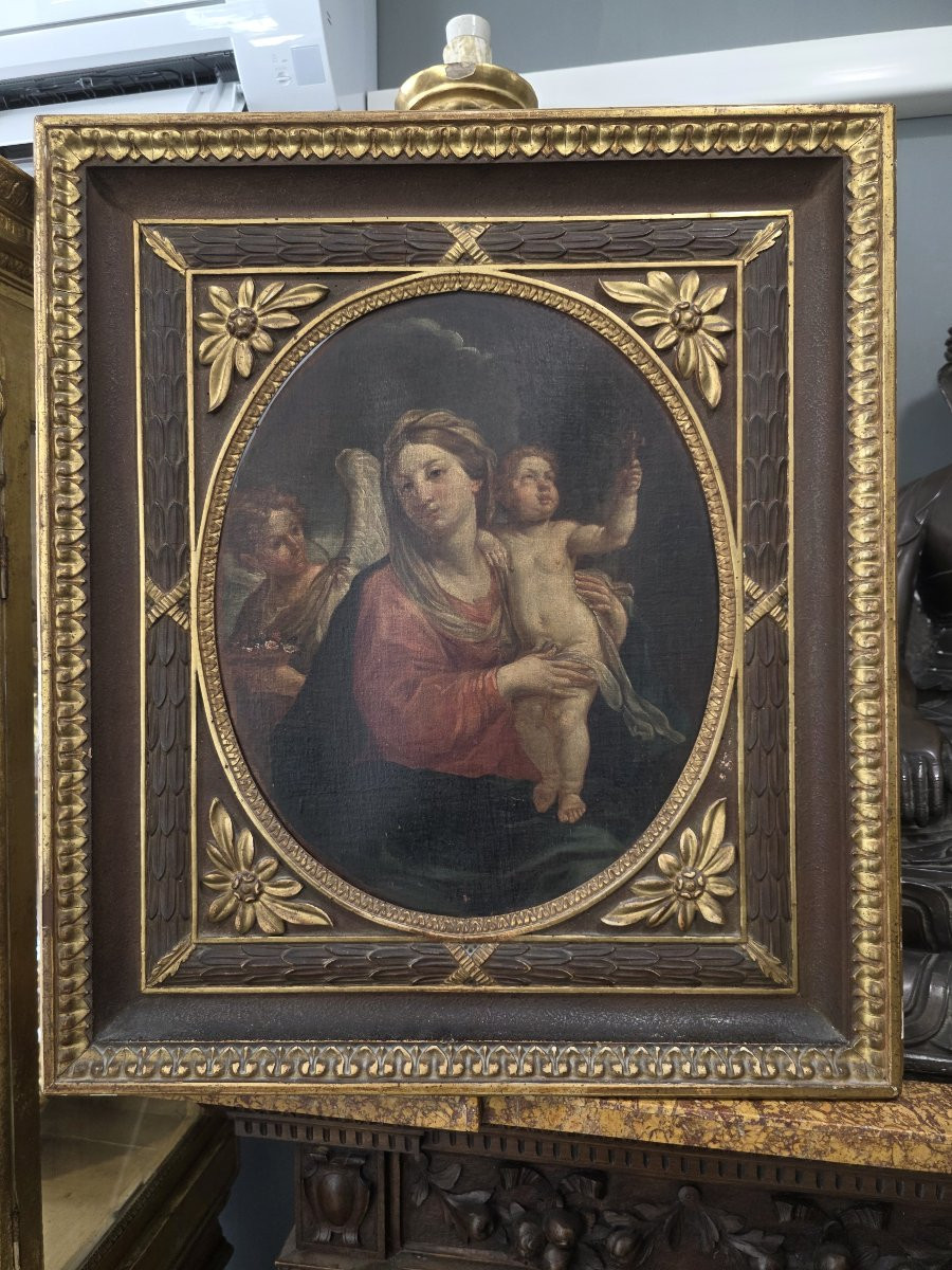 Huile sur toile ovale représentant la Vierge à l'Enfant avec un ange. Italie, XVIIe siècle.-photo-5