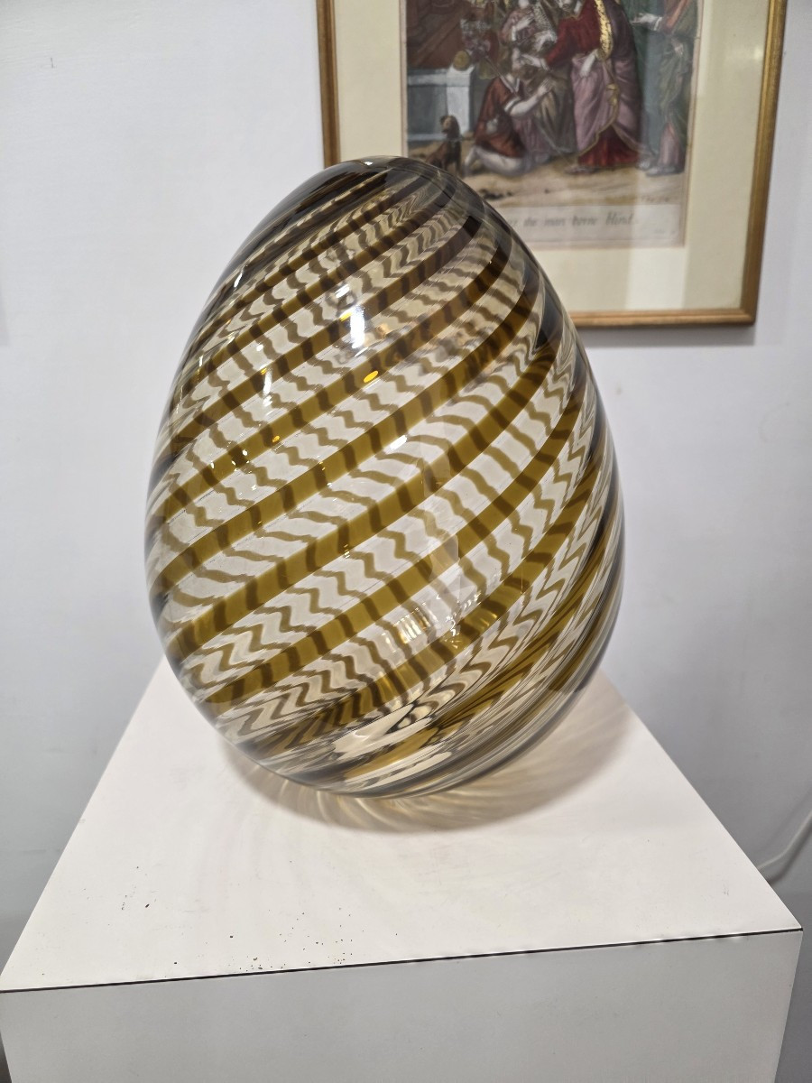 Grand œuf en verre soufflé Venini de 1979.  Fabrication artisanale