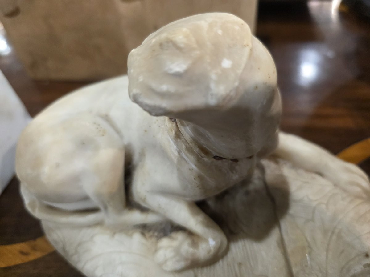 Petite sculpture en marbre représentant un chien couché. Italie, XVIIIe siècle.-photo-3