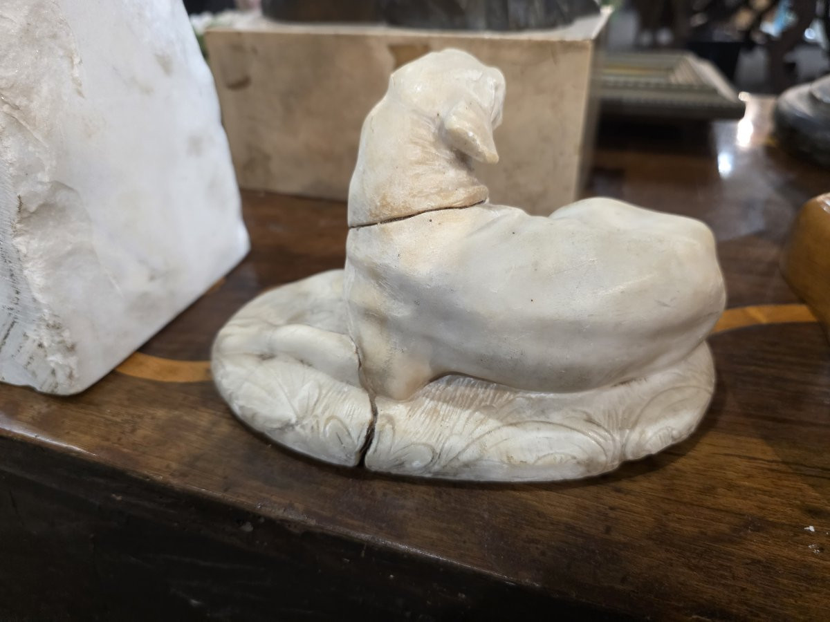 Petite sculpture en marbre représentant un chien couché. Italie, XVIIIe siècle.-photo-2
